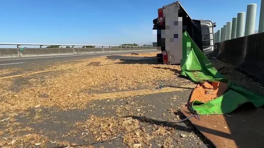 【影】整條路甜爆！雲林台78線小貨車自撞翻覆　甘蔗渣噴滿地