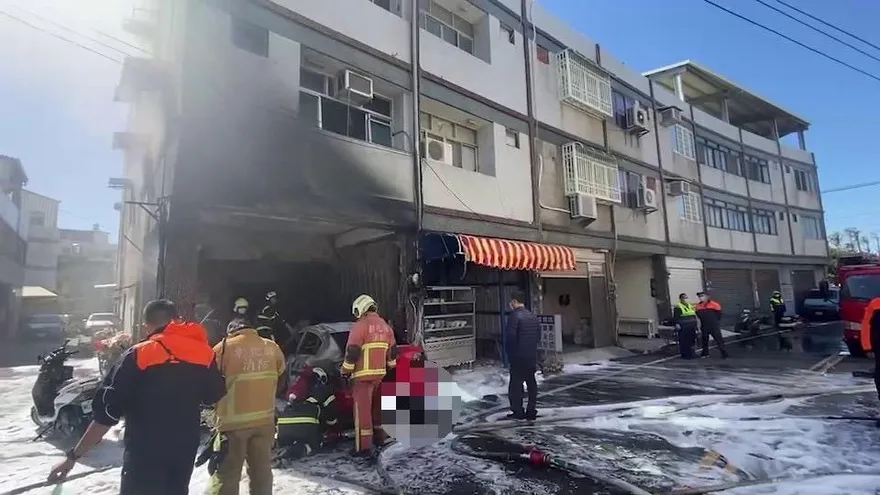 【影】冬至拜拜燒金紙釀禍？彰化和美透天厝陷火海　祖孫三代一度受困陽台幸獲救