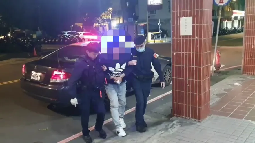 【影】2罪通緝犯藏毒拒檢　竟騎車逆向10次+闖紅燈11次罰款金額曝光