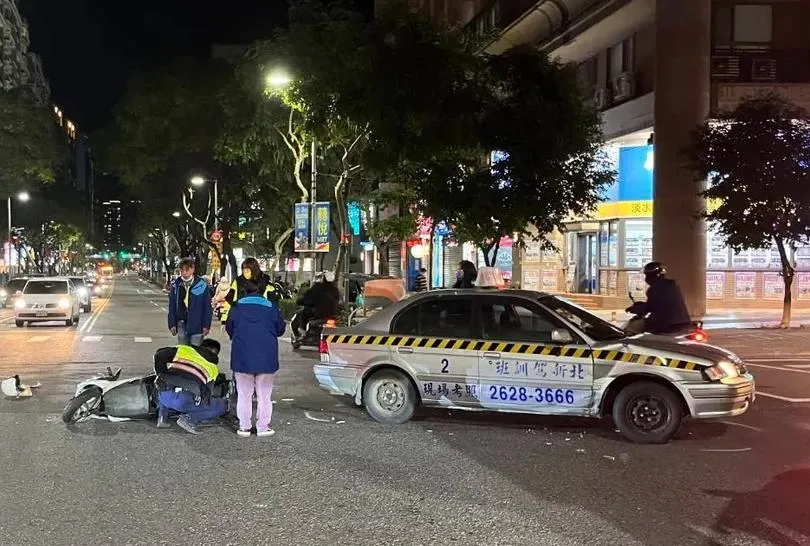 駕訓班菜鳥車禍初體驗！她練車左轉不慎擦撞機車騎士　竟稱「沒看到沒注意」