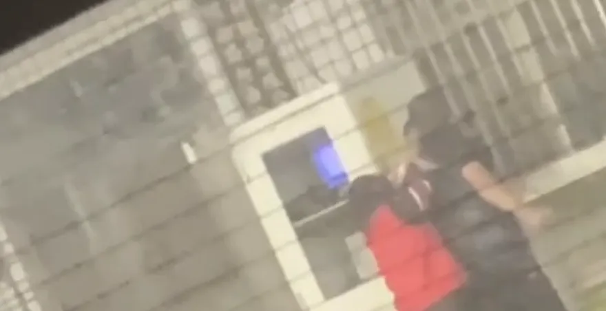 【影】再白目我繼續打！加油站吸菸被制止　車主痛毆加油工：哪隻眼看到我抽