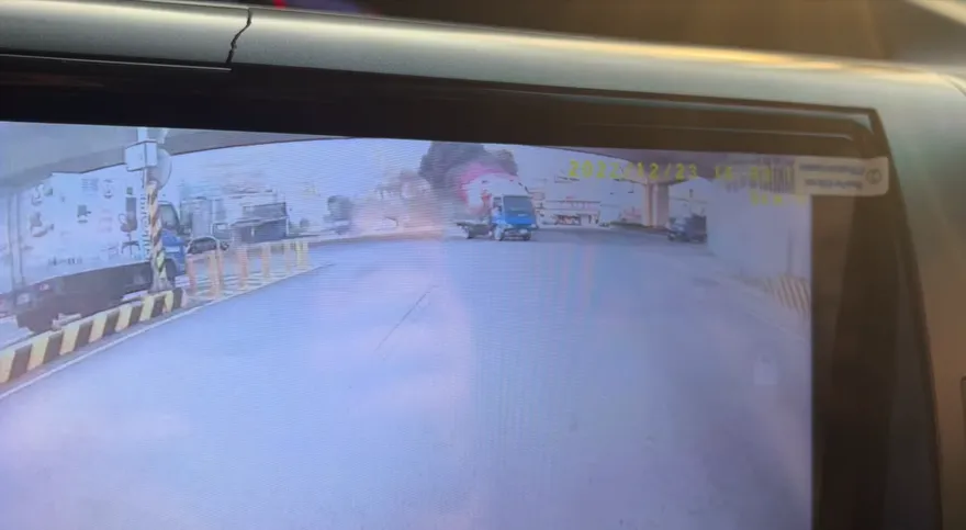 高雄舊衣回收貨車起火！整團火球街頭暴衝　網驚「惡靈戰警台灣版…」