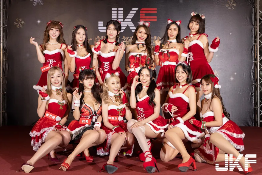JKF美胸女郎齊聚吸上千粉朝聖！她海邊拍照「比基尼被沖掉」險走光