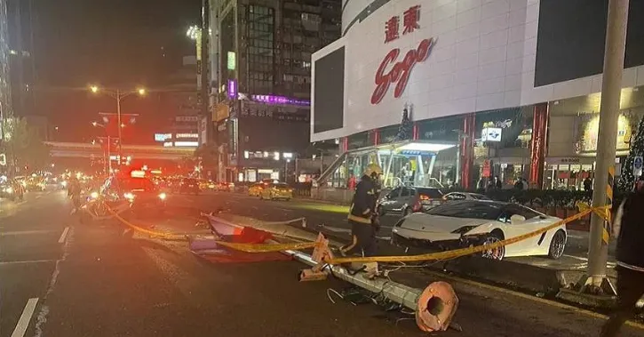 【影】平安夜藍寶堅尼出事！失控撞爆忠孝SOGO前燈桿　車頭全毀畫面曝