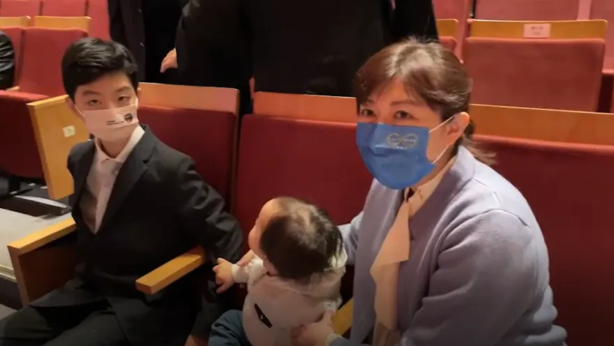 【影】蔣萬安就職北市長/兒子難得亮相　遺傳老爸「英俊挺拔」　太太石舫亘氣質出席