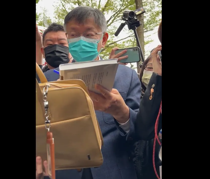 尷尬！柯文哲交接蔣萬安　遭突襲抗議嗆「柯文哲麥走」