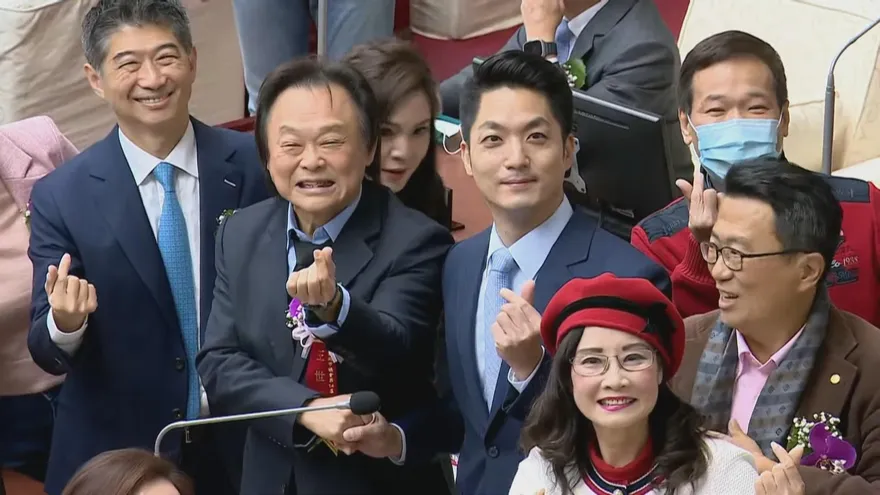 【影】議員就職　「蔣師」王世堅同框蔣萬安「比愛心」手勢