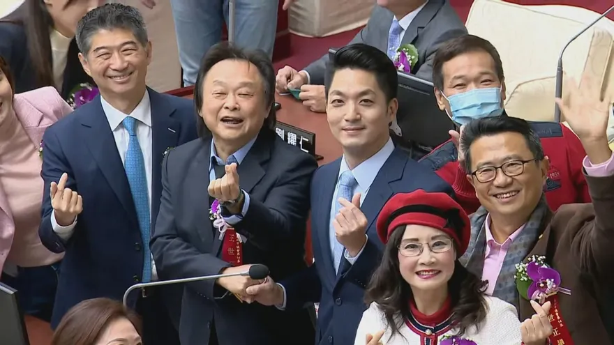【影】市長換人沒辦法柯黑了! 　王世堅「比愛心」合照蔣萬安