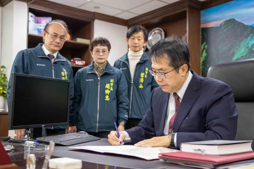 黃偉哲就職簽署廉政公約　6點內容曝光