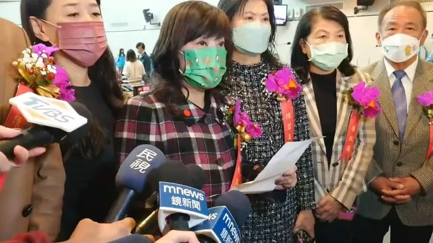 【影】「拒絕替黑金黑道背書」　台南6正國會議員發表聲明：含淚投民進黨黨證！