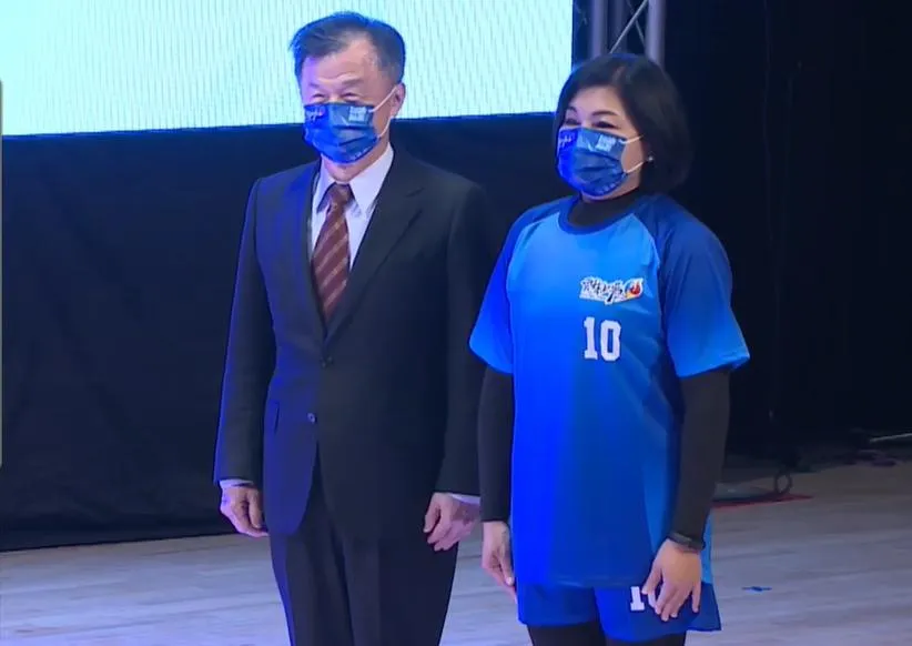 雲林如梅西！張麗善穿球衣宣誓就職：克服先天不良弱勢