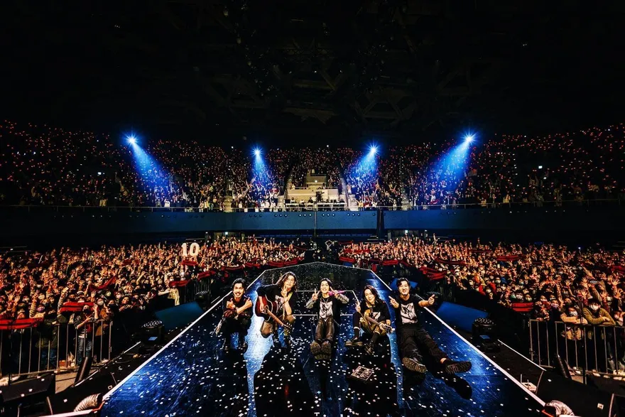 歡慶10週年！麋先生平安夜開唱　聖皓狂嗑60個蛋撻製的「生日蛋糕」