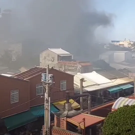 【影】鹿港老街空屋火警延燒2戶　31消防員19車前往灌救　幸無人傷亡