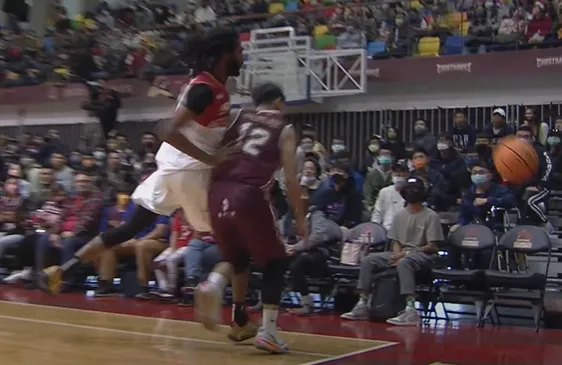 【影】打球當格鬥！T1太陽馬龍惡意推人　胡凱翔頭部撞欄杆倒地不起