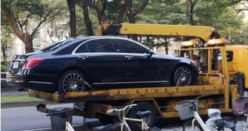 快訊/北市賓士拒檢加速逃逸！警追捕過程開槍「擊破右前輪」　順利逮捕歸案