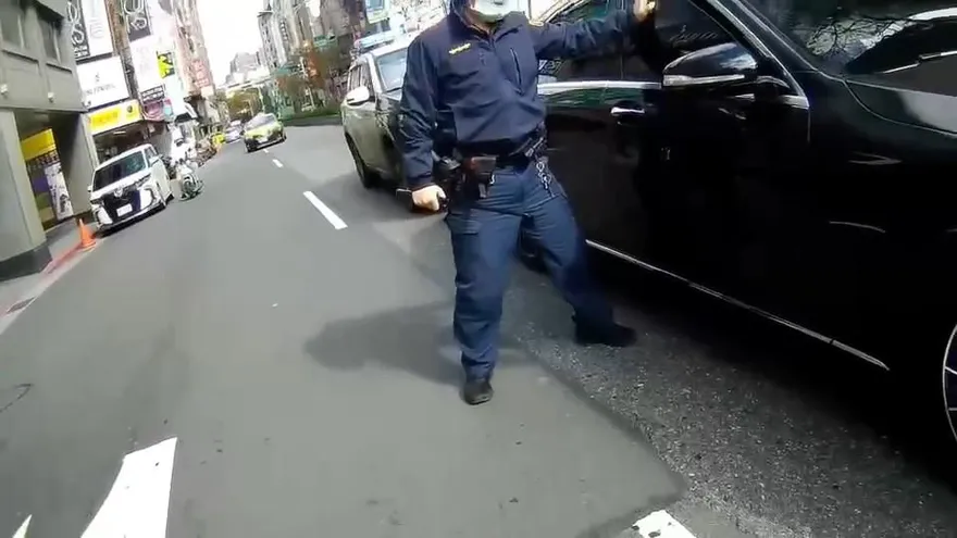 【影】北市賓士男拒檢遭警開槍！嫌犯棄車逃…晚間落網