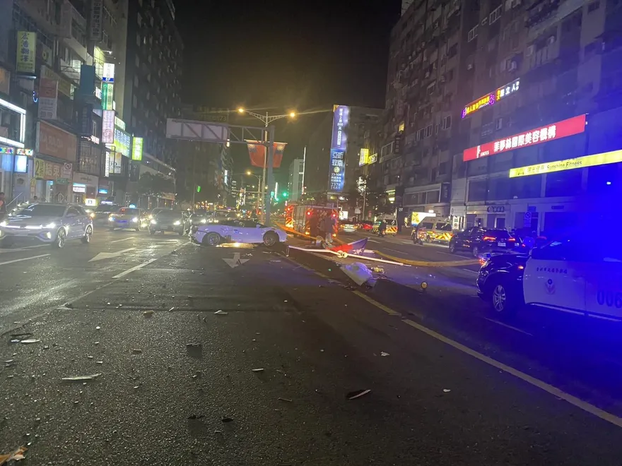 【影】專家透露維修價！平安夜小牛東區街頭GG事件　駕駛跟女友借車載「她」兜風這下尷尬