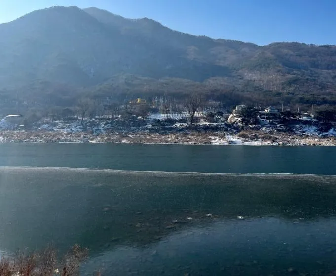 【影】強烈寒流冰封南韓！首爾漢江提早半個月「封凍」