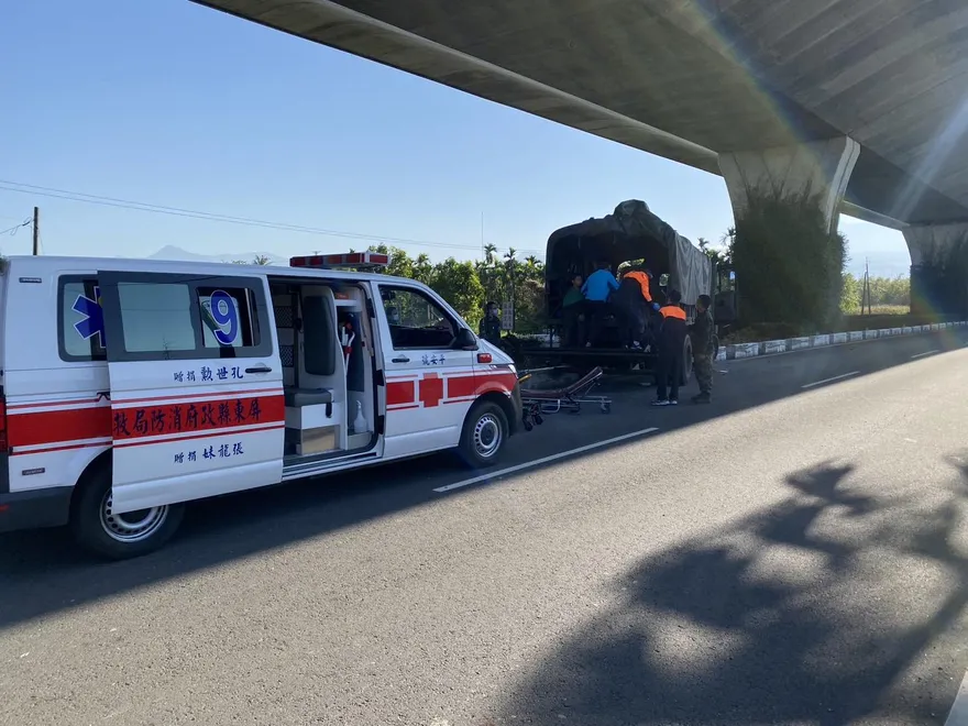 【影】屏東九如軍車自撞！ 已知6人受傷官兵意識清楚