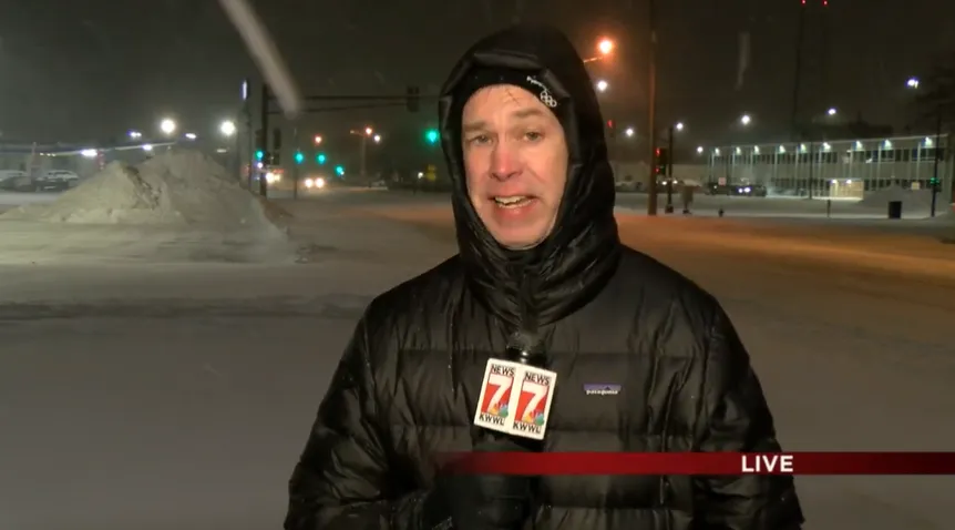 【影】美國體育記者遭調派大清早播報暴風雪　厭世表情狂發牢騷笑翻網友