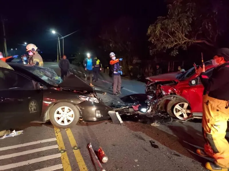 深夜巨響！台南柳營街頭2車對撞　車頭全毀8人受傷