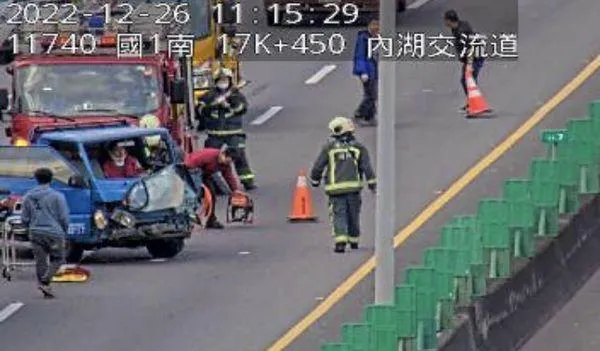 快訊/國道一號驚現追撞車禍！　貨車駕駛受困　車流回堵