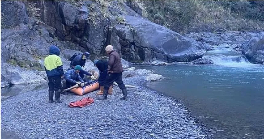 霞喀羅古道離奇墜谷！妻亡夫失蹤28天　躺淺灘淪冰屍