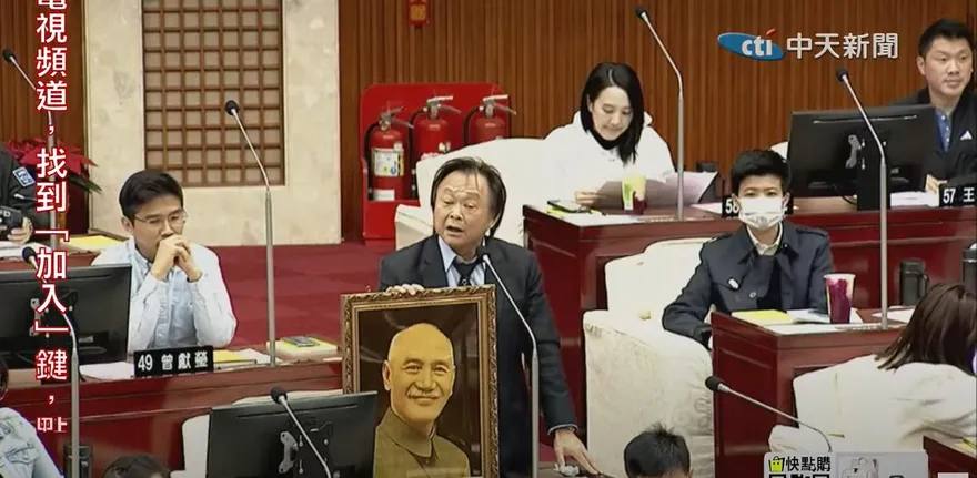 【影】「蔣師」真的很嚴格！王世堅送蔣萬安「蔣中正照片」：提醒你沒有犯錯空間