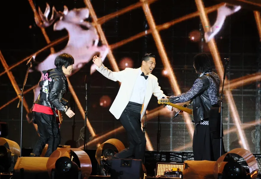 五月天聖誕開唱林志玲驚喜登場！AKIRA突衝上台送「愛的抱抱」