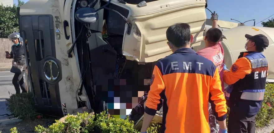 【影】台南麻豆街頭直擊！預拌混凝土車翻覆　駕駛一度受困車內