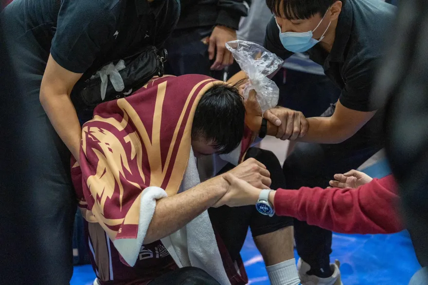 【影】頭暈好轉！T1獵鷹胡凱翔被推撞欄杆　幸無腦震盪