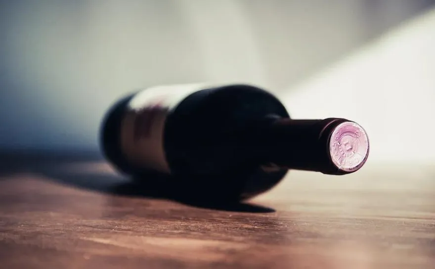 酒後笑友生的孩子是「雜種」　他憤離席竟被酒瓶打瞎眼