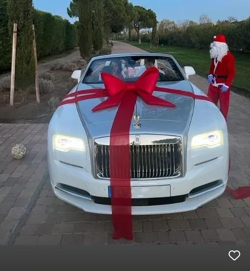 驚為天人！女友送C羅勞斯萊斯當聖誕禮物　貼文曬恩愛：謝謝你我的愛人