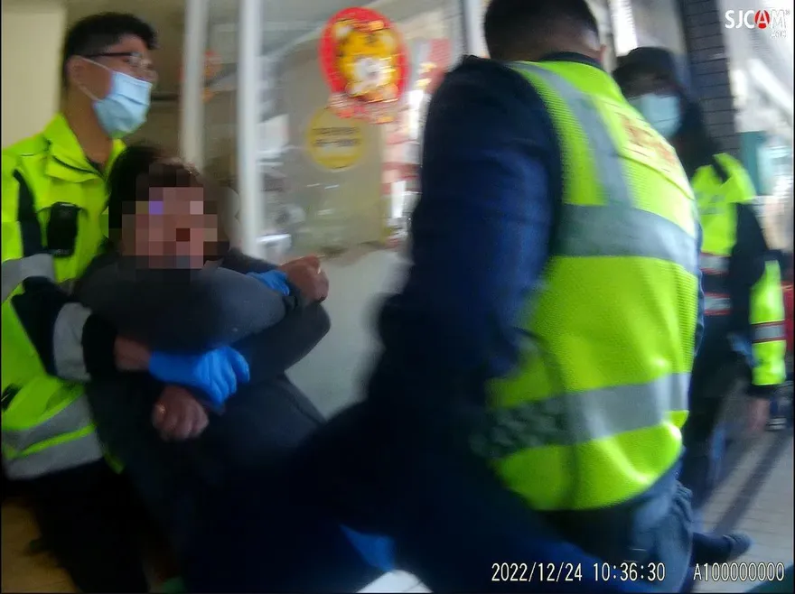 【影】台中獨居婦癱倒家中疑中風　警消獲報扛門急救援