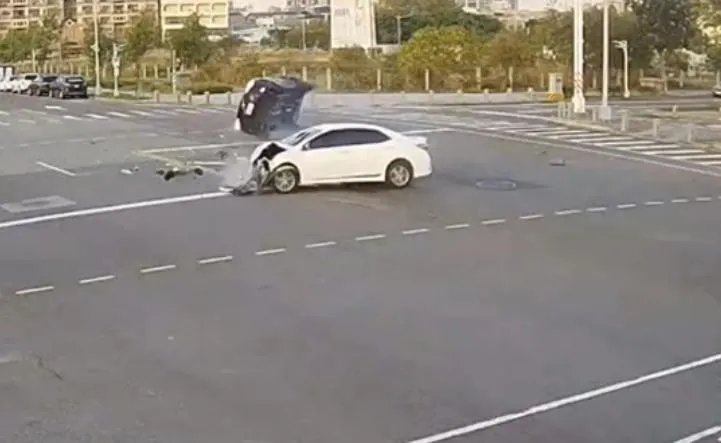 豐田神車路口疑闖紅燈　富豪休旅車遭撞翻滾1圈半2人傷