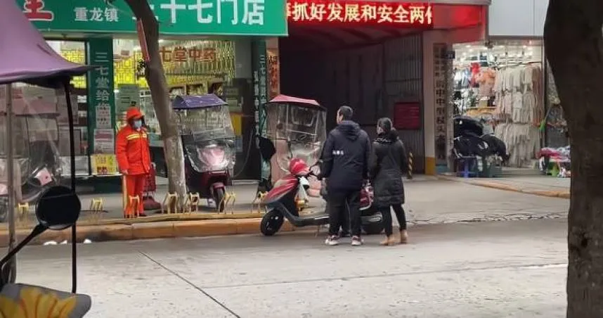 7歲童當街「尬賽」遭勸阻！　爸媽烙髒話反嗆清潔工：是我們花錢在養你