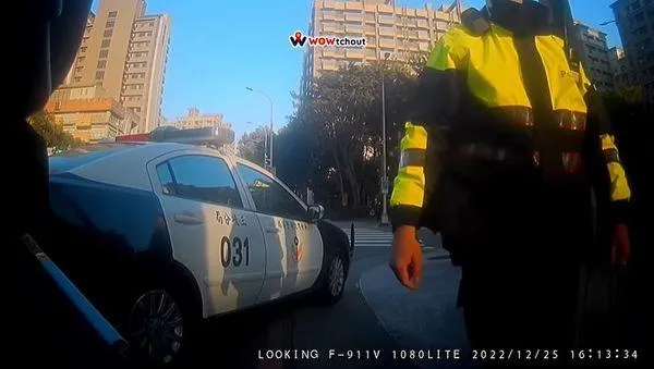 新北騎士閃警車卻遭攔下開單　網友批警「有牌流氓」最後撤單了