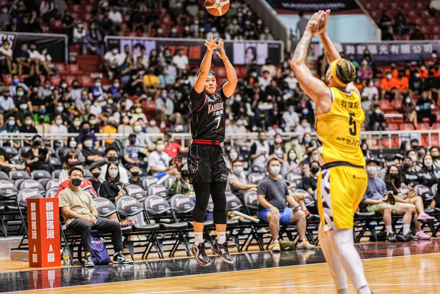 PLG鋼鐵人張伯維怒比中指！球團「加碼重罰」　球員IG回應控球迷罵人