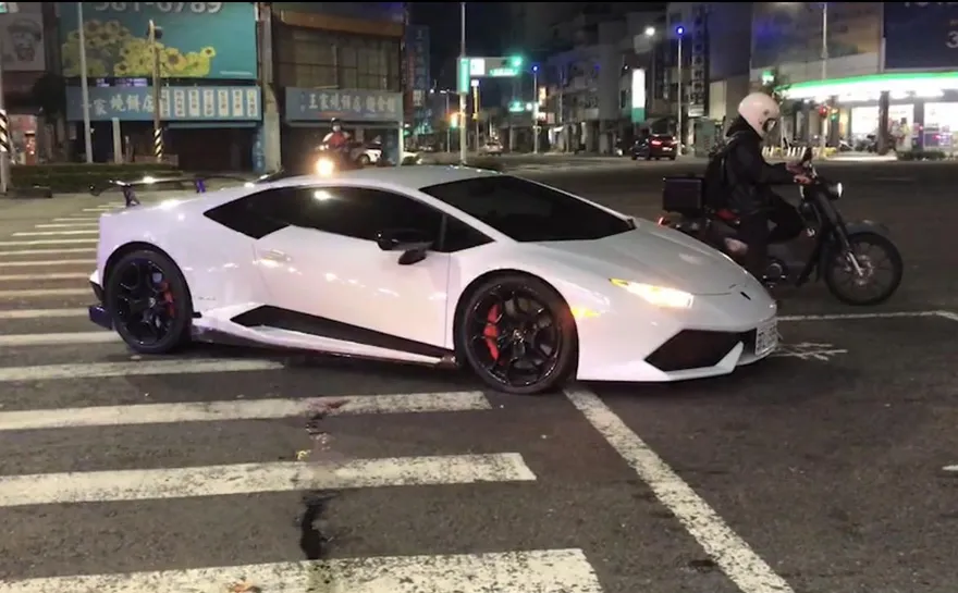 【影】賠慘了！高雄女騎士摔車滑行噴飛　藍寶堅尼遭波及側撞