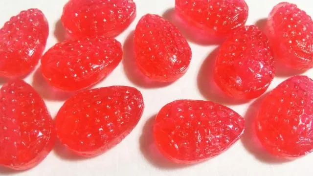 五顏六色的糖果好吸睛！專家警小心「紅色40號警報」恐增加結腸炎風險