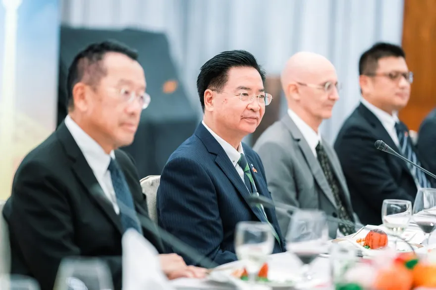 蔡英文宣布兵役延長後　吳釗燮「這句話」引爆網友怒火：你是國防部長嗎