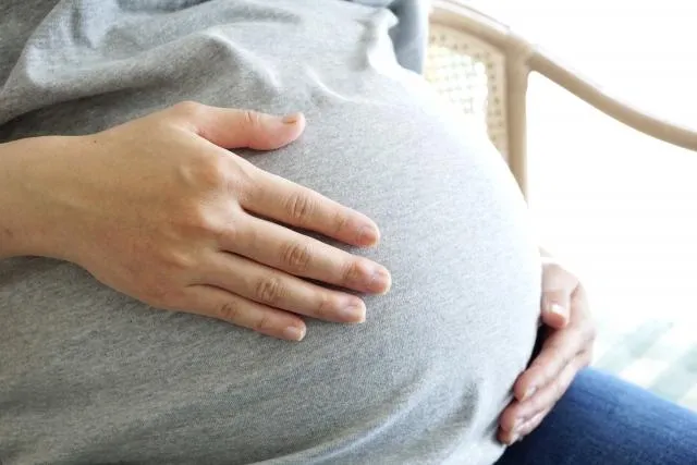 懷孕不能染髮？無知媽染髮後得知懷孕「秒衝醫院夾娃娃」！網全傻眼