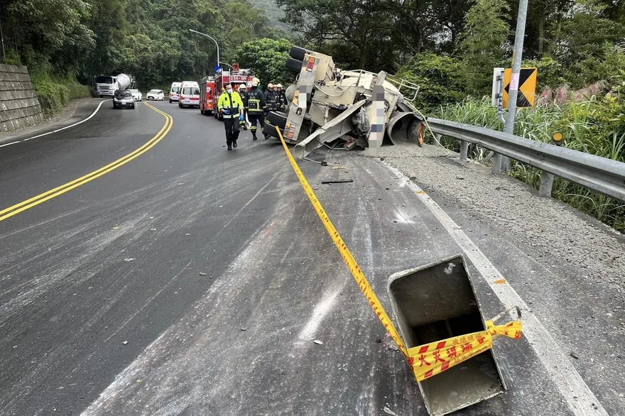快訊/水泥預拌車烏來山區翻覆　駕駛幸運無傷現場單向通車
