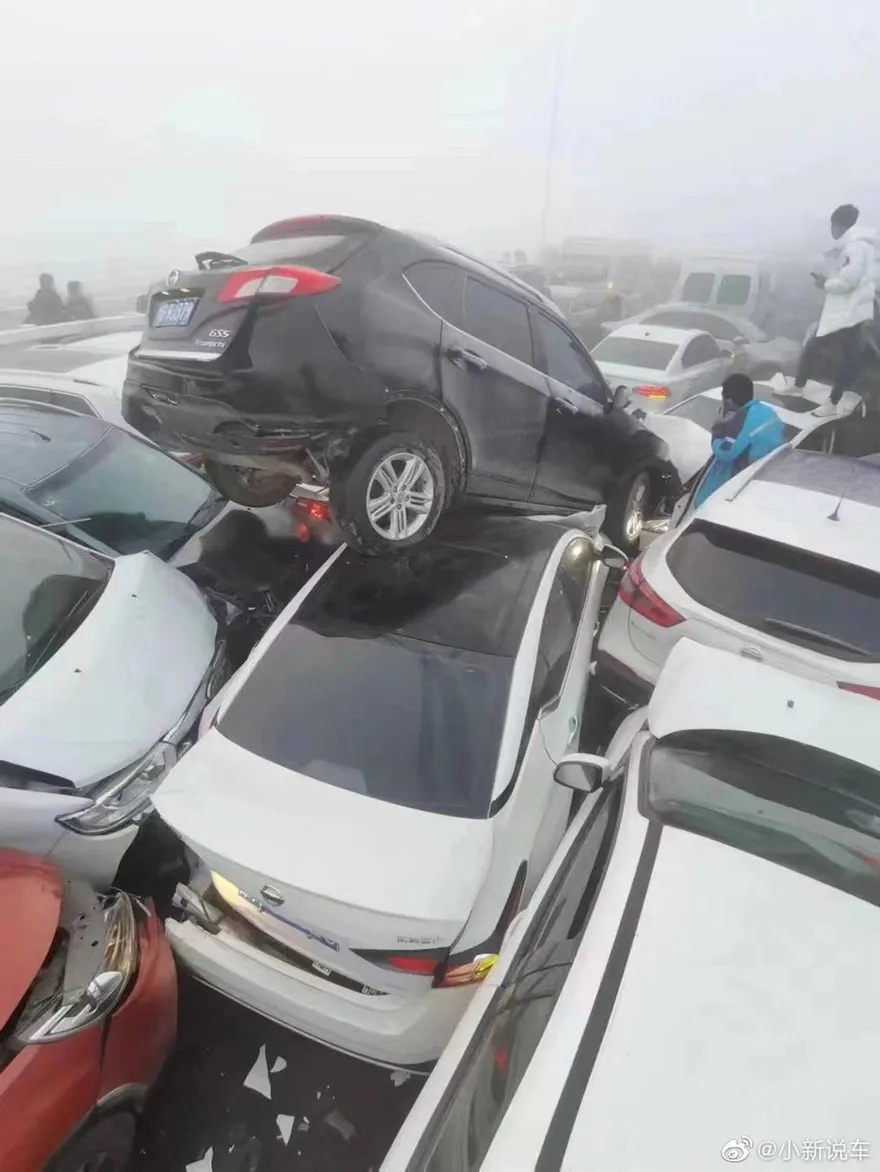 【影】驚悚畫面曝！河南鄭新大橋因濃霧阻擋視線　200多台車追撞「全疊在一起」