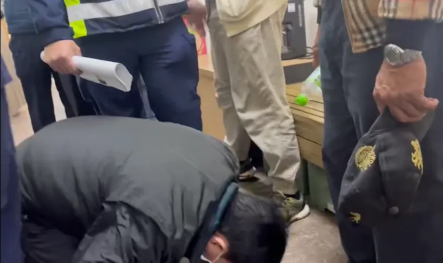 【影】左轉疏忽葬送母子性命！肇事司機現身向家屬下跪道歉：真的對不起