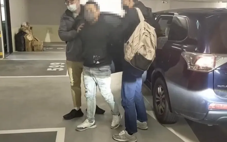 明仁會成員花18萬買二手車不滿車況　擄賣車業務強拗34萬買回警逮7人