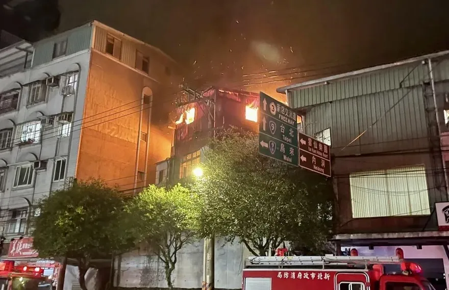 新店公寓暗夜大火　疑獨居男抽菸釀禍