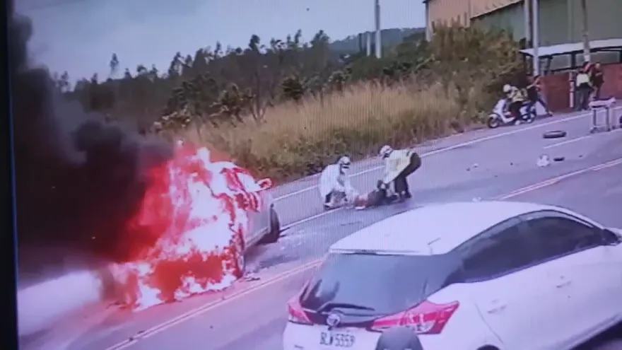 【影】火舌衝天！苗栗小客車擦撞對向車釀火燒車　駕駛送醫急救