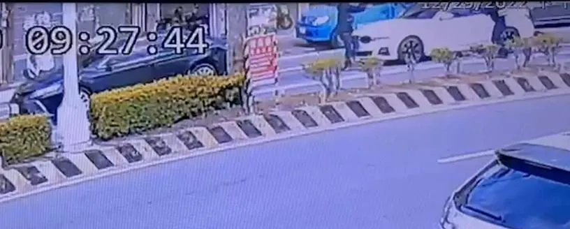 【影】台中沙鹿鬧區街頭11聲槍響！擄人案嫌犯衝撞警車　朝烏日方向逃逸