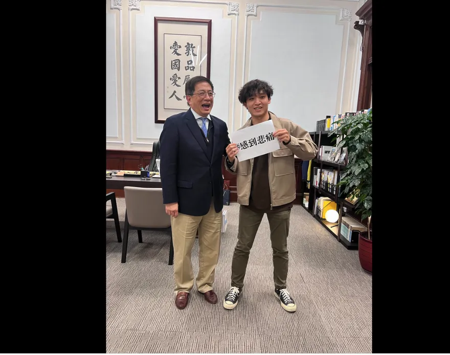 管中閔「快畢業了」邀合影　學生舉這紙牌讓他「哭笑不得」